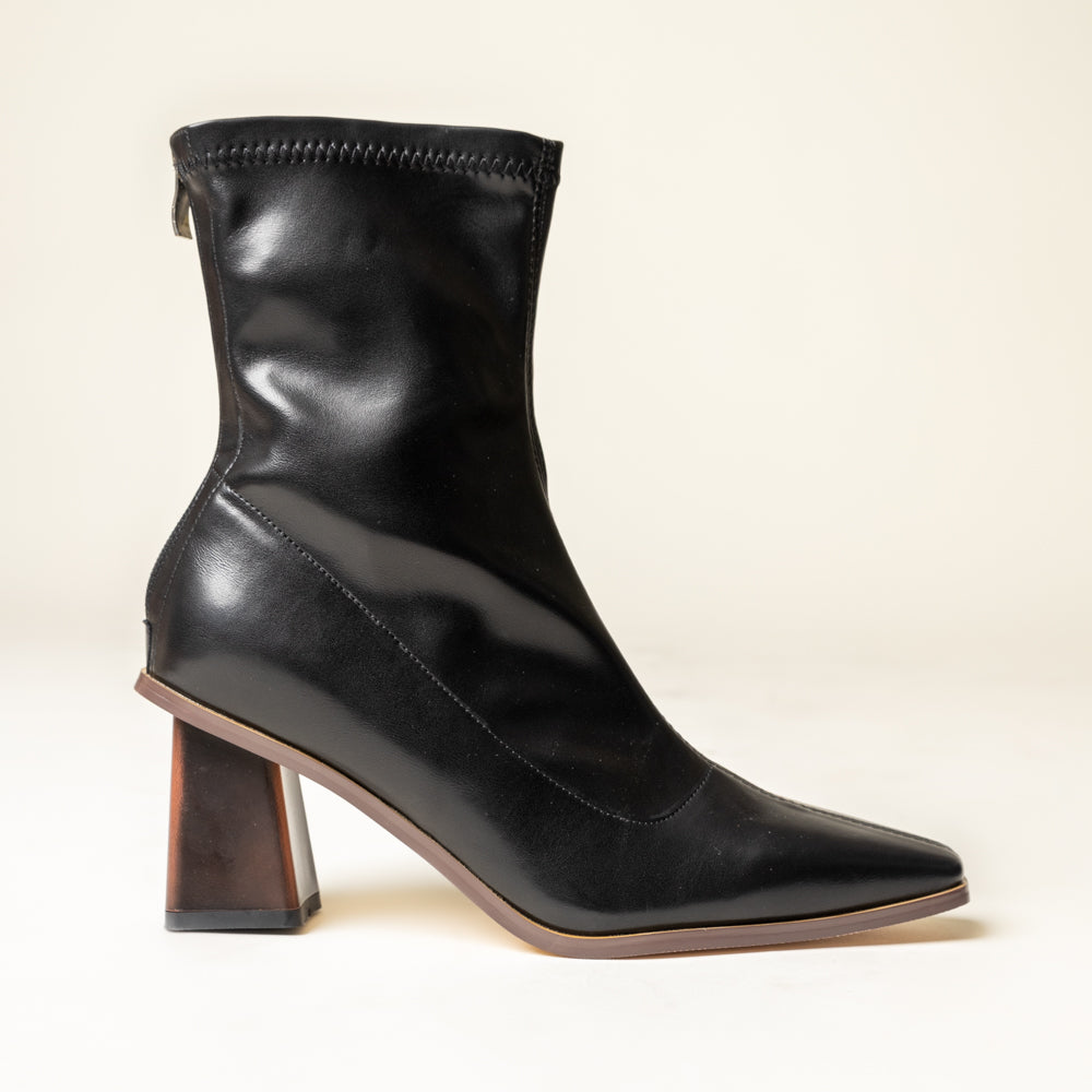 BUTTERNUT-Seemless Skin Tone With Classic Wooden Heel in-Black.